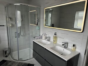 Haartrockner, Handtücher, Seife, Shampoo