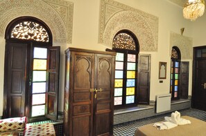 Suite superior, baño en la habitación | 1 habitación, cortinas blackout y wifi gratis 