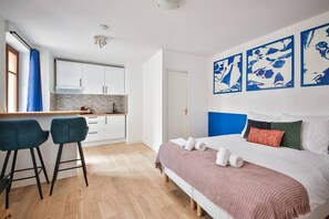 Iron/ironing board, WiFi, bed sheets