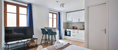 Iron/ironing board, WiFi, bed sheets