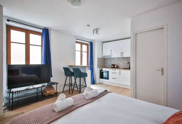 Iron/ironing board, WiFi, bed sheets