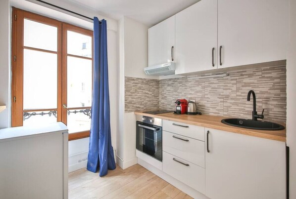 Mikrobølgeovn, ovn, kaffe-/temaskine, køkkentøj/tallerkener/redskaber