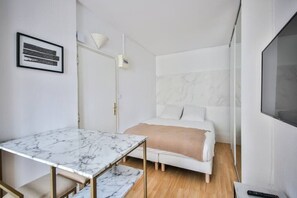 Iron/ironing board, WiFi, bed sheets