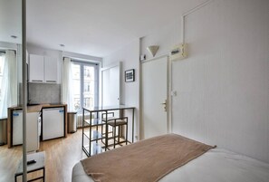 Iron/ironing board, WiFi, bed sheets
