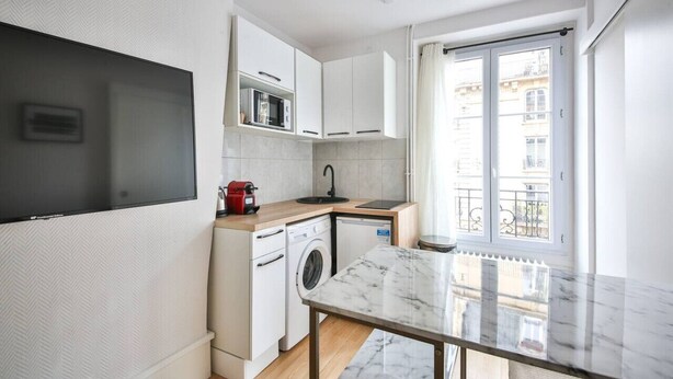 A compact kitchen with a washing machine, microwave, and a small sink. - 33.Studio 2Pers#Sèvres-Lecourbe#Champ-de-Mars (Paris)