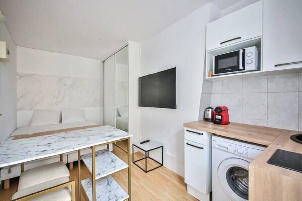 Iron/ironing board, WiFi, bed sheets