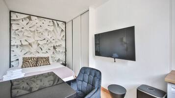 Tabla de planchar con plancha, wifi, ropa de cama