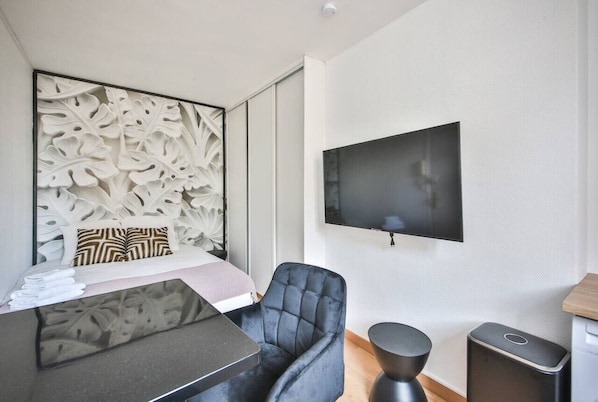 Iron/ironing board, WiFi, bed sheets