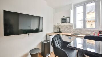 Microondas, cafetera y tetera, utensilios de cocina y comedor