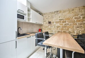 Køleskab, mikrobølgeovn, ovn, kaffe-/temaskine