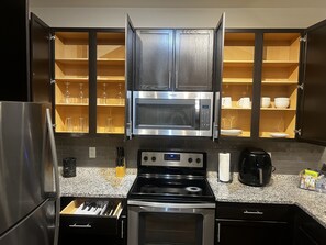 冰箱、微波炉、烤箱、炉灶