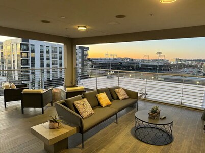 Cozy & Spacious Bham loft with Convenient Parking