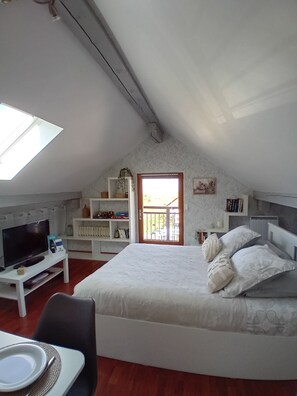 1 slaapkamer, een strijkplank/strijkijzer, gratis wifi, beddengoed