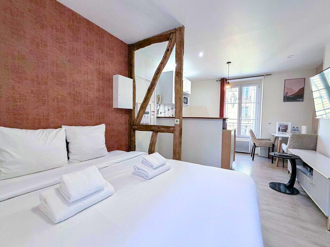 Tabla de planchar con plancha, wifi y ropa de cama 