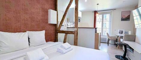 Tabla de planchar con plancha, wifi y ropa de cama