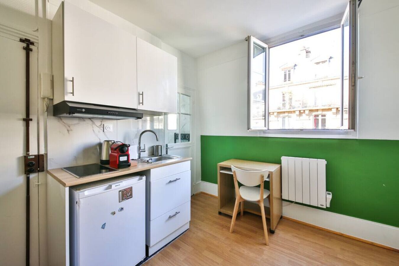 Microondas, cafetera y tetera, utensilios de cocina y comedor 