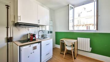 Microwave, coffee/tea maker, cookware/dishes/utensils, dining tables