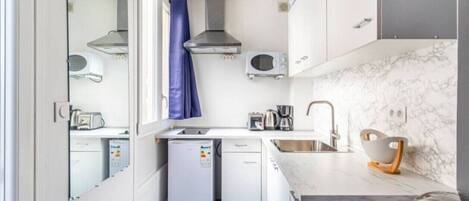 Mikrowelle, Wasserkocher mit Kaffee-/Teezubehör, Toaster