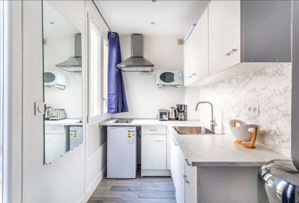 Mikrobølgeovn, kaffe-/temaskine, brødrister