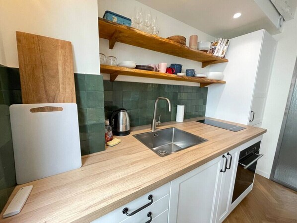 Réfrigérateur, four, cafetière/bouilloire