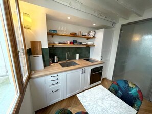 Kühlschrank, Ofen, Wasserkocher mit Kaffee-/Teezubehör