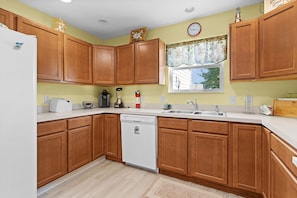 Coffee/tea maker, fridge, microwave, oven - Ranch Retreat: Luxury Living in Village Charm! (The Villages)