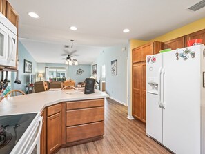 Refrigerador, microondas, horno, placa de cocina