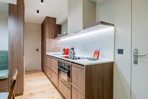 Een koelkast, een koffiezetapparaat/waterkoker