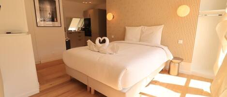 Een strijkplank/strijkijzer, wifi, beddengoed