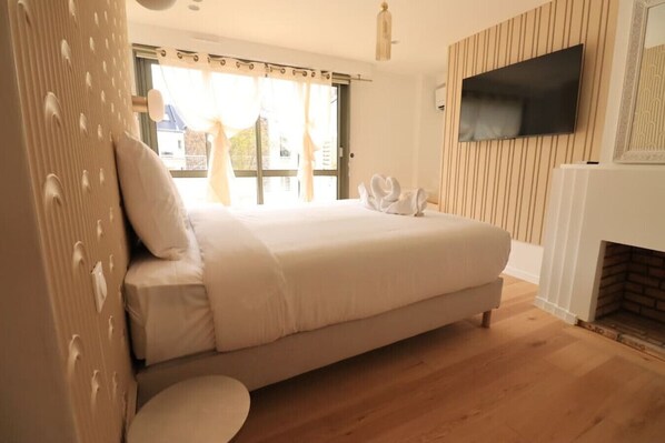 Iron/ironing board, WiFi, bed sheets