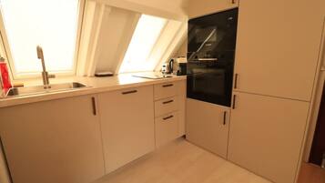 Réfrigérateur, micro-ondes, four, cafetière/bouilloire