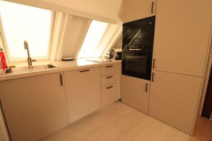 Réfrigérateur, micro-ondes, four, cafetière/bouilloire