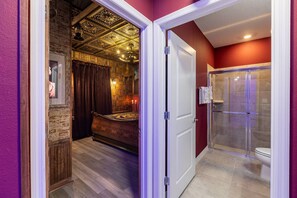 Secadora de cabello, toallas, jabón, shampoo 