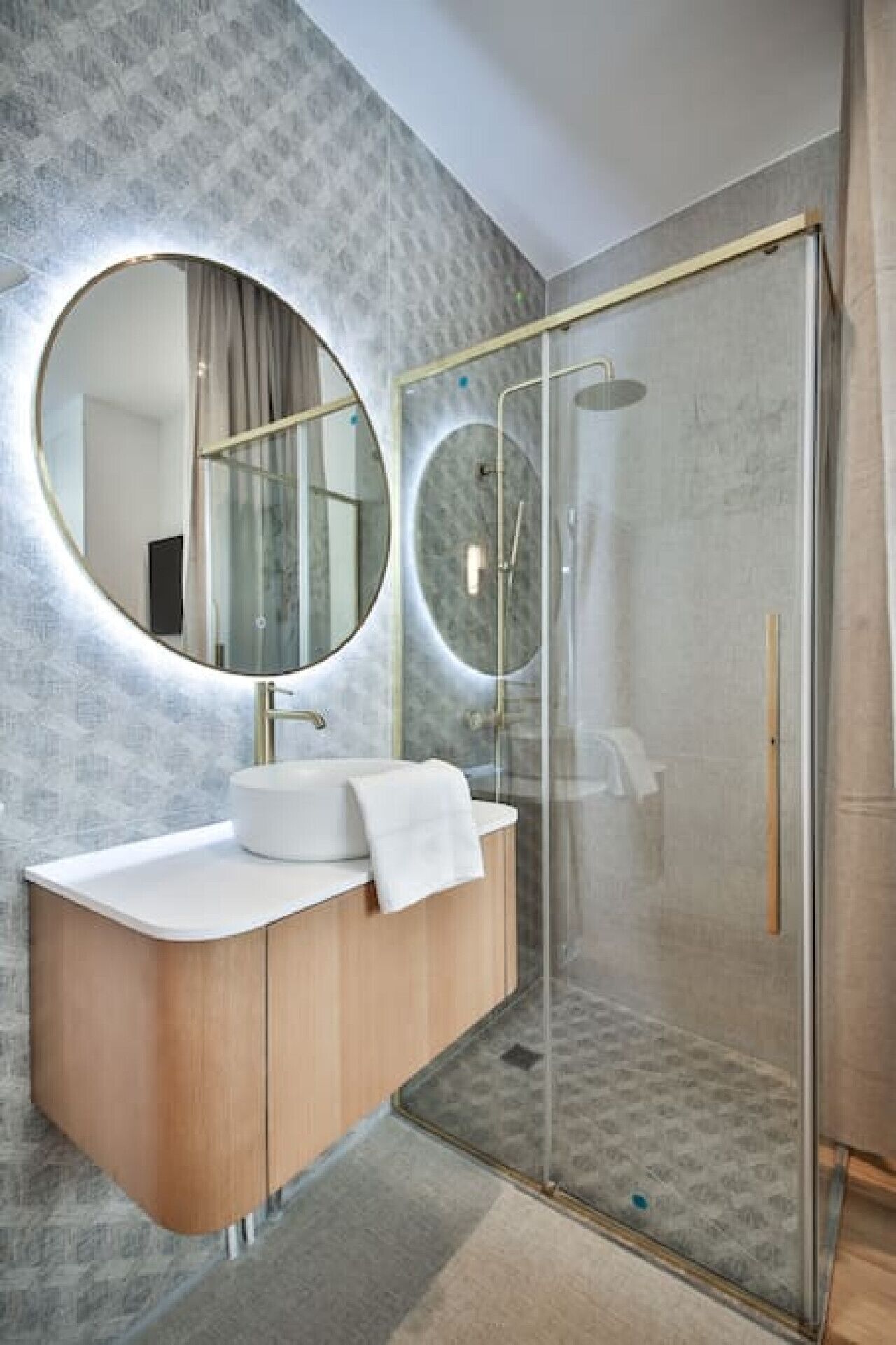 Een haardroger, handdoeken