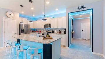 冰箱、微波炉、烤箱、炉灶