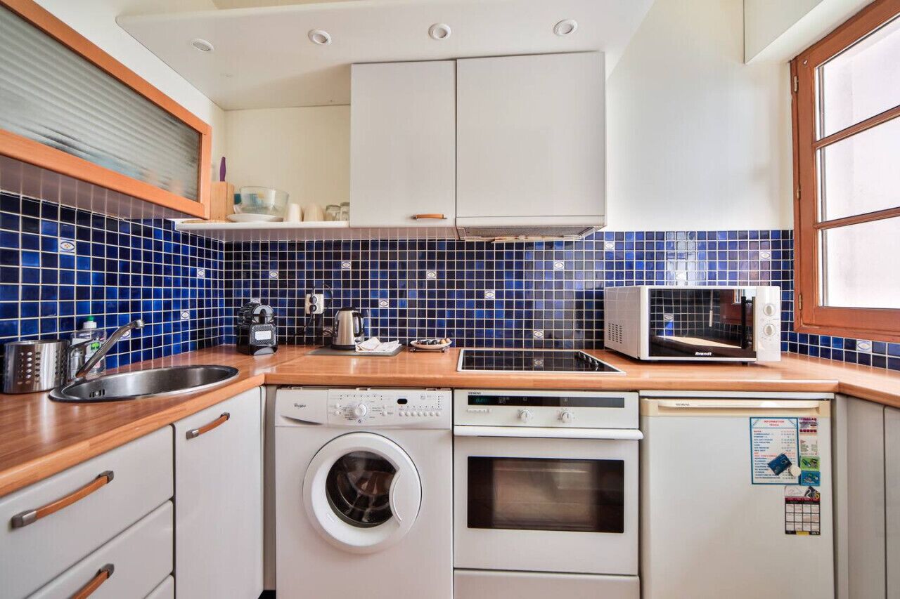 Mikrobølgeovn, ovn, kaffetrakter/tekoker og kjøkkenutstyr