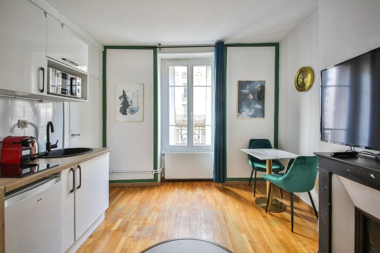 Mikrobølgeovn, kaffetrakter/tekoker, kjøkkenutstyr og spisebord