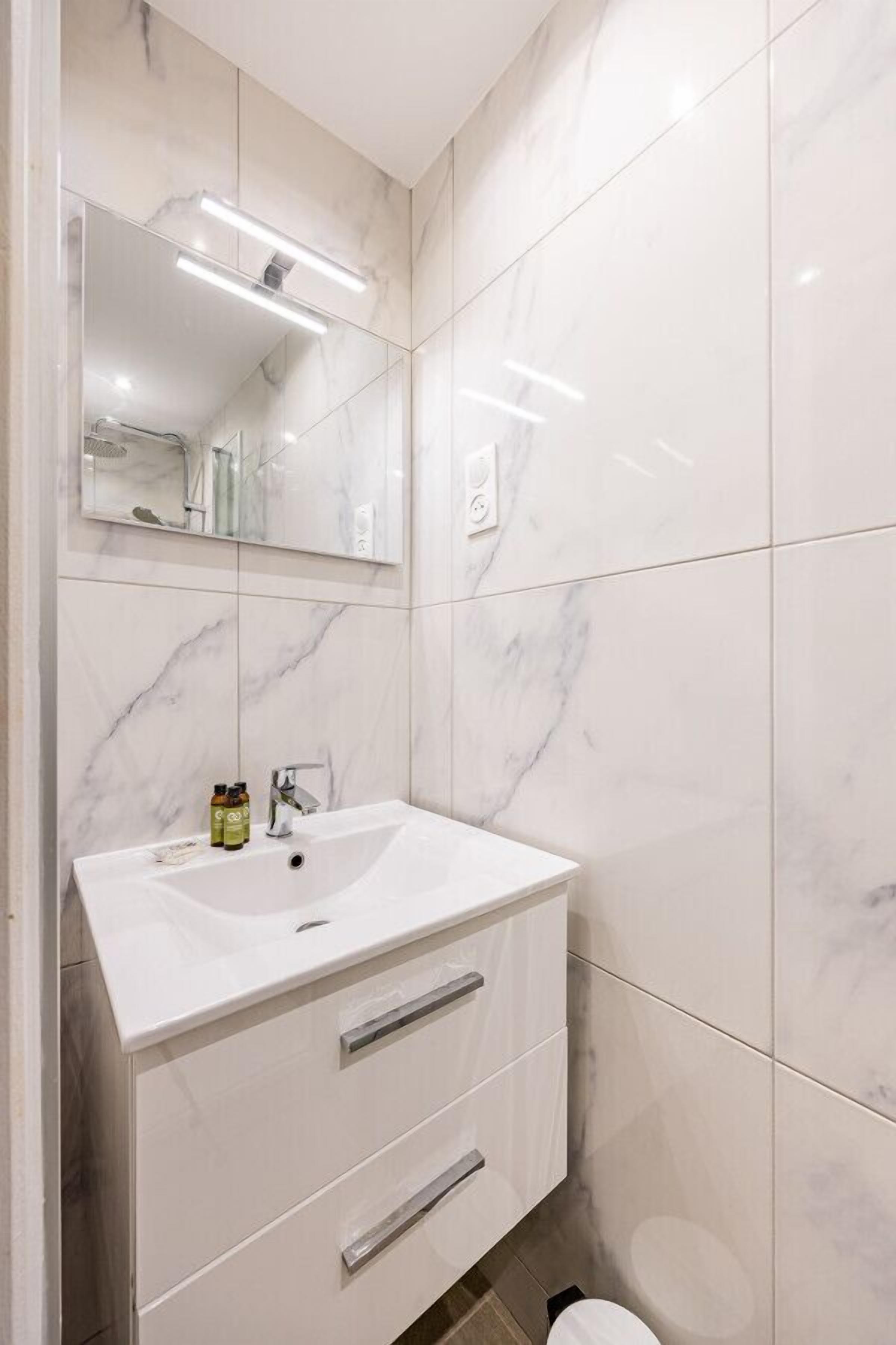 Sèche-cheveux, serviettes fournies