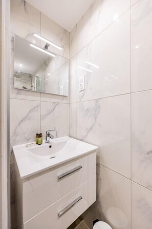 Hair dryer, towels - G2.Studio#Jardin Luxembourg#Bon Marché#Necker (Paris)