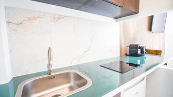 CafetiĂšre/bouilloire, batterie de cuisine, vaisselle et ustensiles