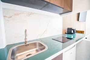 Kaffe-/temaskine, køkkentøj/tallerkener/redskaber