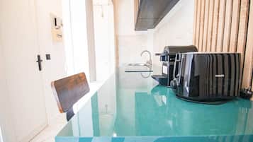 Cafetera o tetera y utensilios de cocina