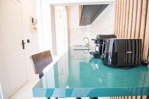 Coffee/tea maker, cookware/dishes/utensils