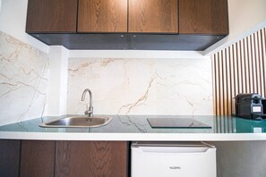 Cafetière/bouilloire, batterie de cuisine, vaisselle et ustensiles