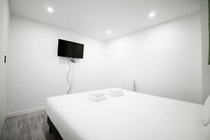 1 slaapkamer, een strijkplank/strijkijzer, reisbedje, wifi