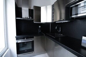 Réfrigérateur, micro-ondes, four, plaque de cuisson