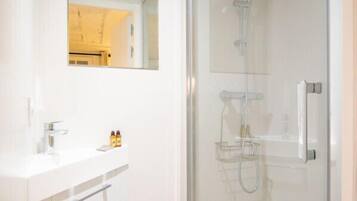 SĂšche-cheveux, serviettes fournies