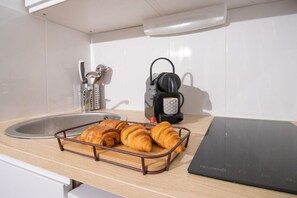 Kokeplater, kaffetrakter/tekoker og spisebord