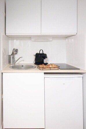 Kogeplade, kaffe-/temaskine, spisebord