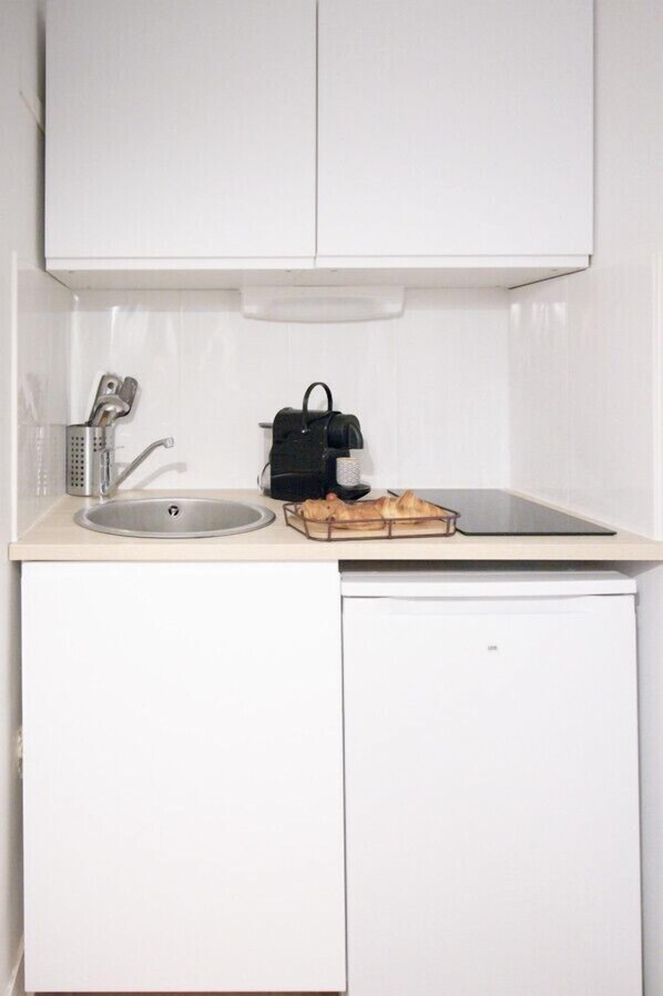 Stovetop, coffee/tea maker, dining tables